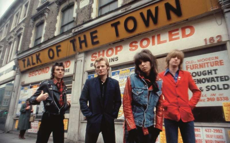 The Pretenders ob ustanovitvi 1978. 45 let pozneje sta Chambers (drugi z leve) in Hynde edina ustano