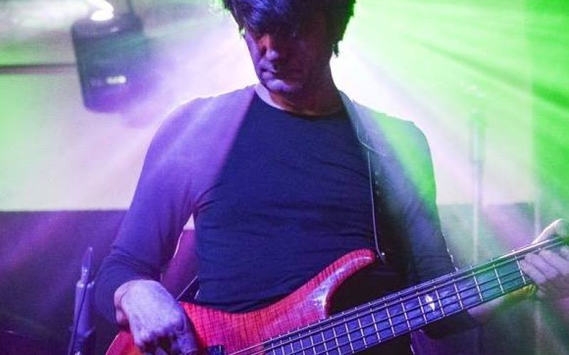 Bil je soustanovitelj Radia Robin in njegovo podjetje Sonus je skrbelo za glasbeno produkcijo števil