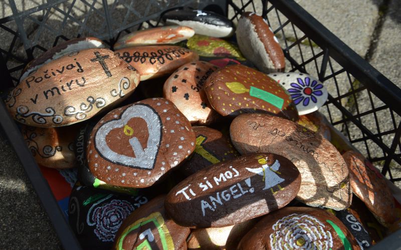 manj-sveč-za-manj-grobov, namesto-pike-vejica, dom-danijela-halasa-velika-polana