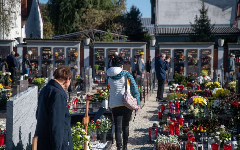 pokopališče-murska-sobota, mrtvi, grob, sveče, ikebana, aranžma