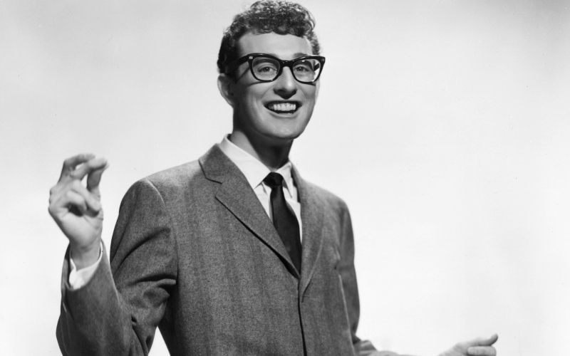 Kodrčki, očala, suhljata postava on dolge noge, pa izjemen talent enega najvplivnejših glasbenikov v