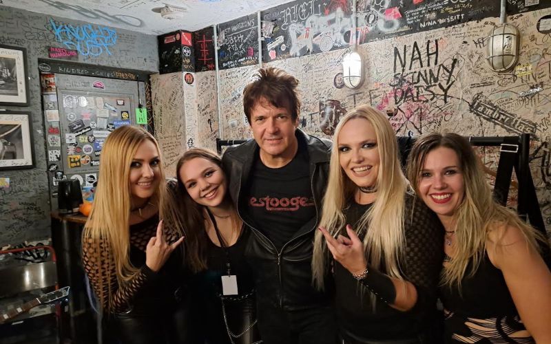 Clam Burke (Blondie) in Hellcats v zaodrju kluba.jpeg