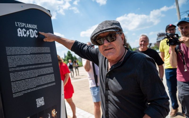 Brian Johnson junija letos na odkritju svojega kipa.