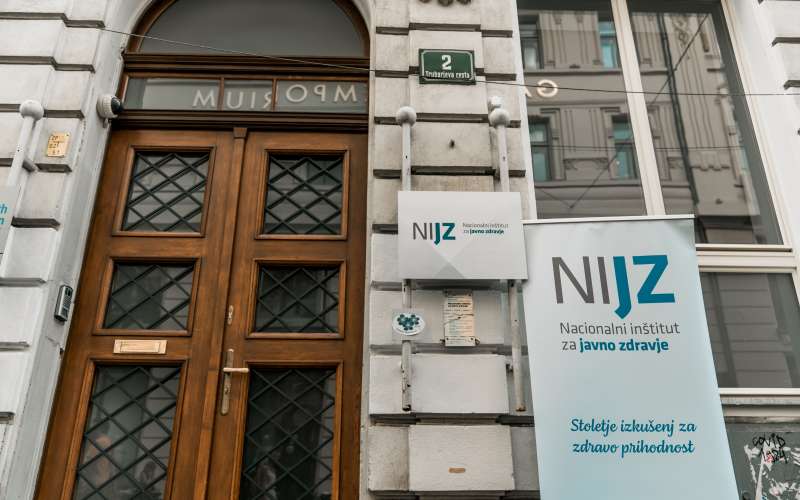 nijz, inštitut, stavba, vhod, tabla