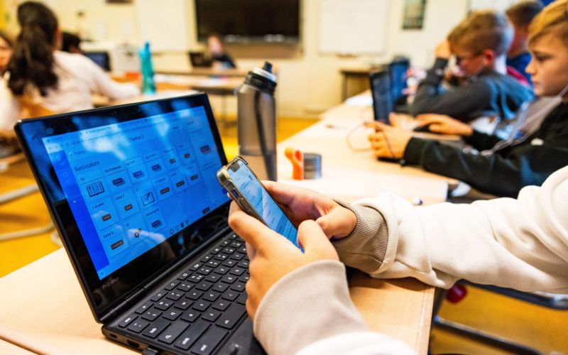 učenci, prenosni računalnik, pametni telefon, šola, pouk.jpg