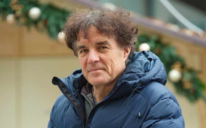 Je avtor besedil za več glasbenih uspešnic