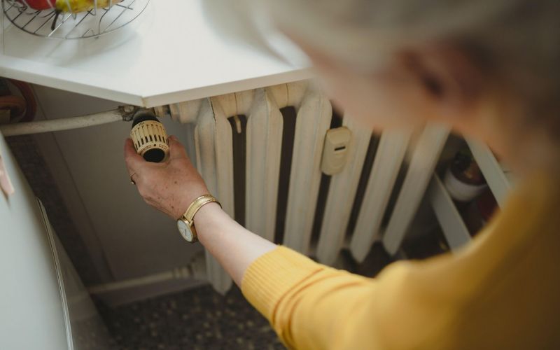 radiator, energetska revščina, starejša, ogrevanje.jpg