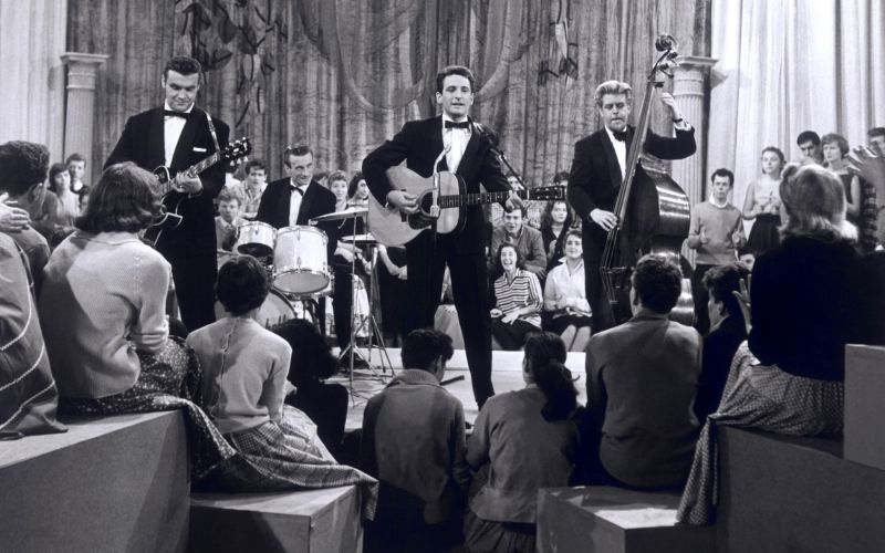 Britanski rock 'n' roll ima korenine v skiffle bandih, med njimi je pionir Lonnie Donegan.