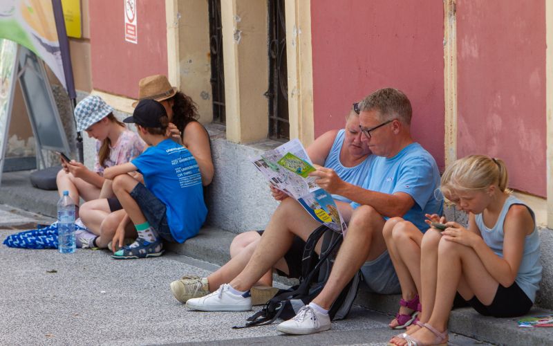 turisti, poletje, na ulici