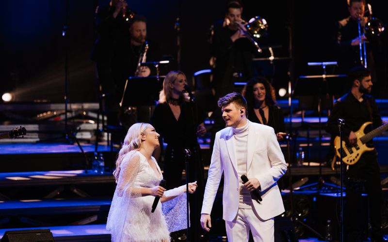 Nocoj ob 20.00 koncertni spektakel Steklasika z Urošem in Tjašo!