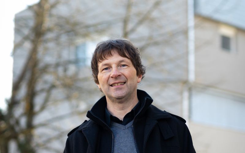 Skladba »Ptice letijo spet na jug« je tudi nosilni singel Jernejevega šestega samostojnega albuma