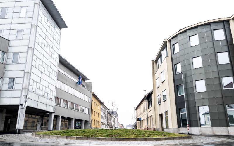 gregorčičeva-ulica,-ms, cerkev-svetega-nikolaja, promet, krožišče