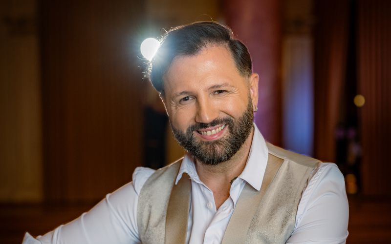 Rusko je presrečen, saj je zadnja pesem izjemno uspešna!