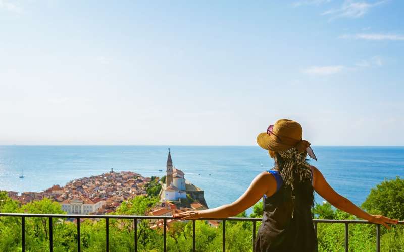 Piran_woman_observing_from_citywall2.jpg