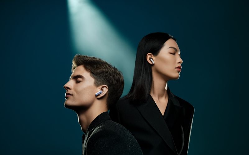 MKT_FreeBudsPro2_LifestylePhoto_Blue_Sliver_Panorama_JPG _20220523 Large.jpeg