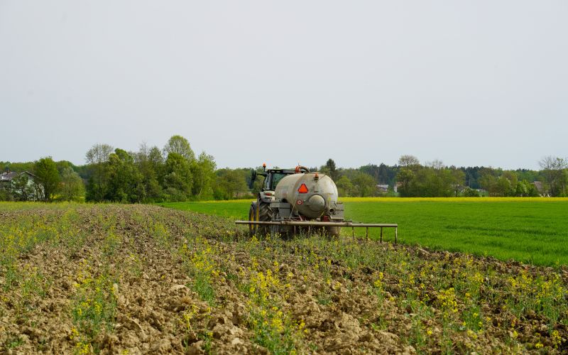 kmetijstvo, poljedeljstvo, njive, traktor, gnojenje