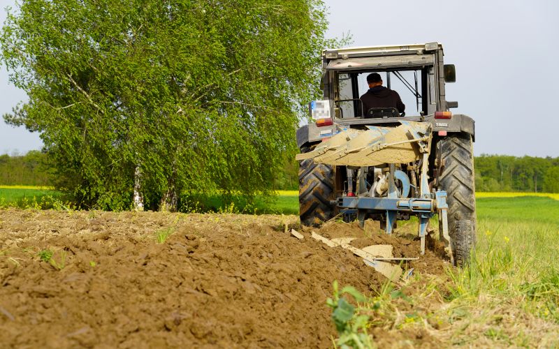 kmetijstvo, poljedeljstvo, njive, traktor, gnojenje