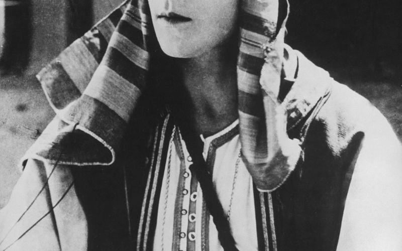 Rudolph Valentino v eni svojih najbolj prepoznavnih vlog Šejka.