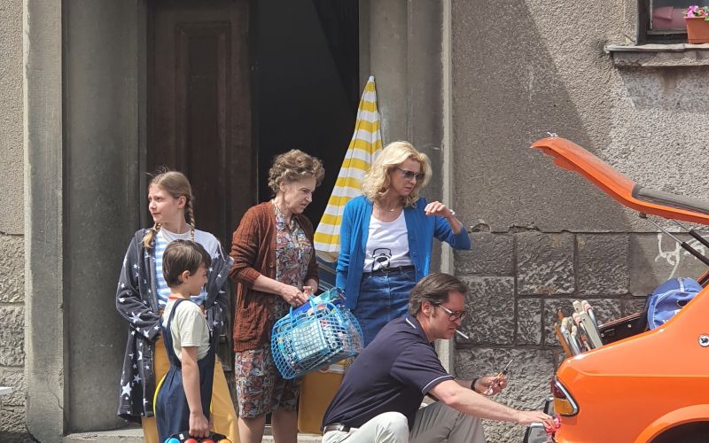 Vsaka podrobnost – od oblačil do predmetov vsakdanjega življenja – avtentično ujame duh časa izpred štirih desetletij.