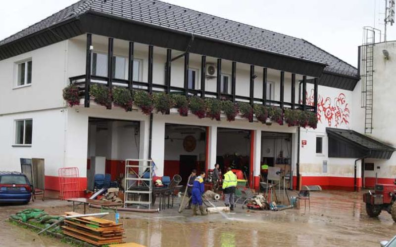 NČ-Že-tretjič-je-bil-totalno-poplavljen-ves-pritlični-del-gasilskega-centra-v-Nazarjah–foto-Jože-...