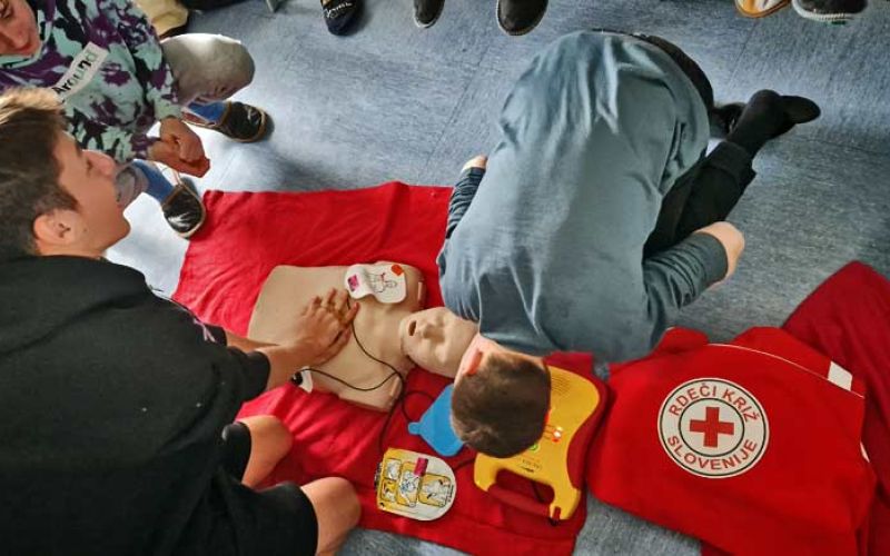 rdeci-kriz-defibrilator-ozivljanje