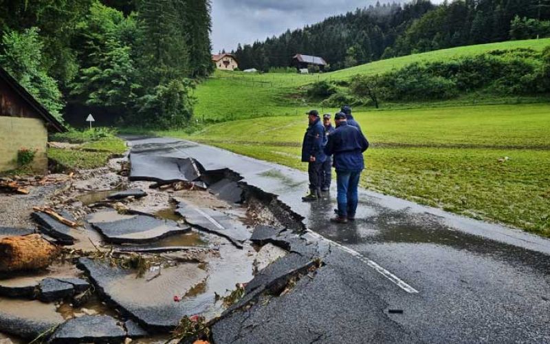 poplava-sostanj-cesta