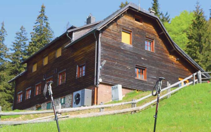 Planinski-dom-na-Smrekovcu-foto-J