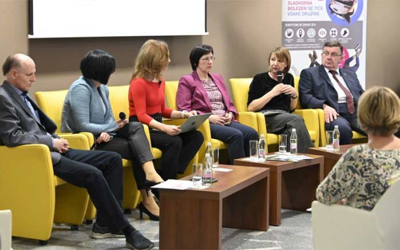 okrogla-miza-sladkor