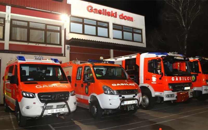 pgd-velenje-gasilski-avto-gasilci