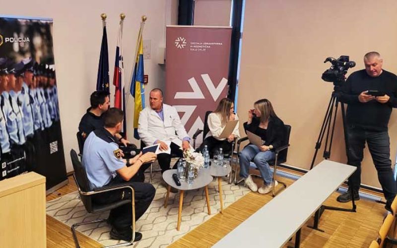 okrogla-miza-petarde