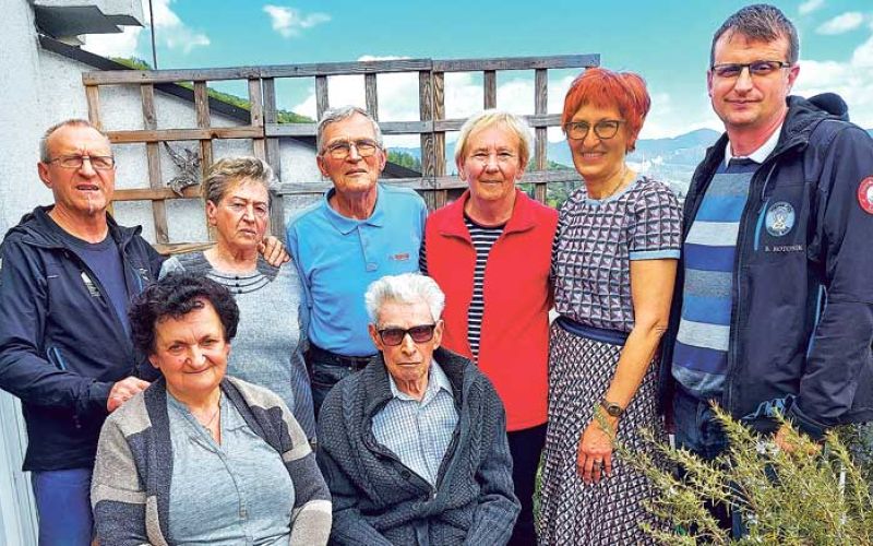 Jože-melanšek-ob-soprogi-sedi-in-najožji-prijatelji-PD-Velenje-Foto-Jože-Miklavc-20220424_120009