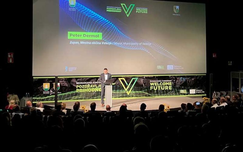 Pozdravljena,-prihodnost-3—21.-9