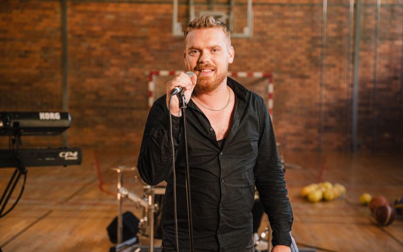 Mitja je znan po svojih čustvenih baladah in energičnih pop hitih.