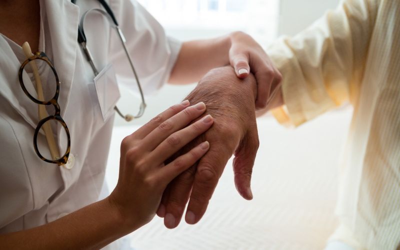 bolničar, negovalec