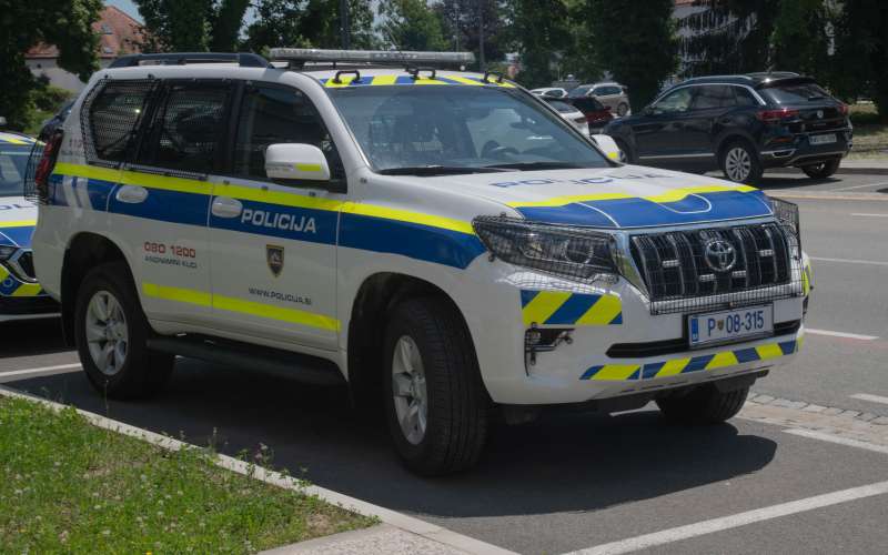 policija, policijski-avto, policijsko-vozilo, policijski-avtomobil