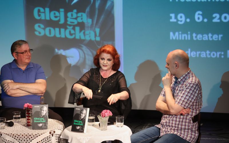 Debata o Juriju Součku in knjigi je potekala na odru Mini teatra ... v sproščenem,
