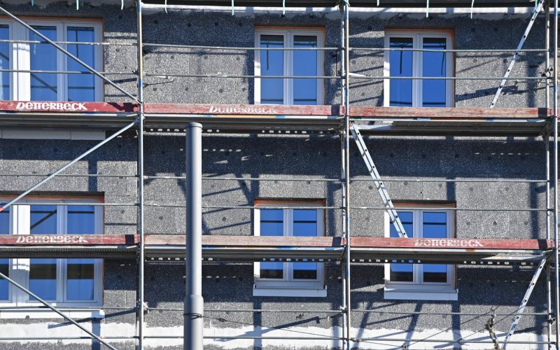 obnova hiša fasada izolacija gradbeni oder