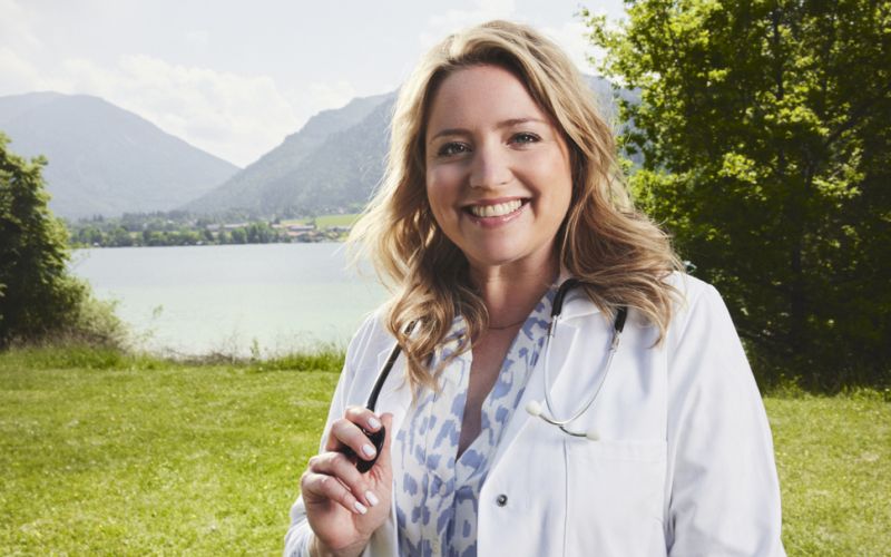 Igralka Caroline Frier kot dr. Sarah König v seriji Podeželska zdravnica, ki bo na sporedu do sredin