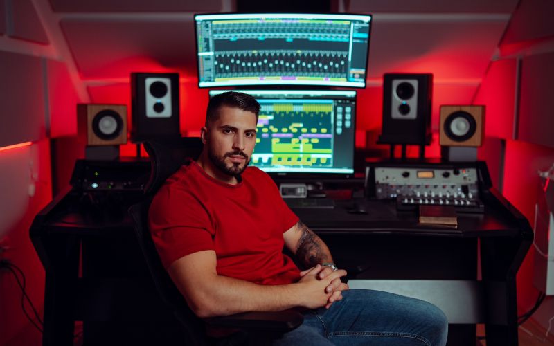 Challe Salle - V svojem novem studiu, ki je le 200 metrov stran od njegovega doma.