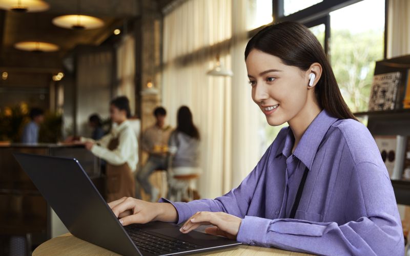 HUAWEI FreeBuds 6i_产品_人物或场景创拍_Headquarter_Orca_Creative Lifestyle Shot_Cafe_White_16_9.jpg