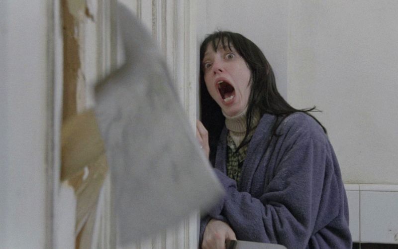 Najbolj znani prizor iz Kubrickovega Izžarevanja in njenim kričanjem, ko Jack Nicholson prebija vrat