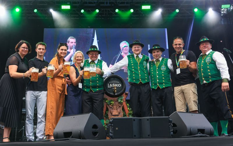 V Laškem je festival Pivo in cvetje uradno otvorila slavnost na odru Burin. Seveda ni manjkalo piva.
