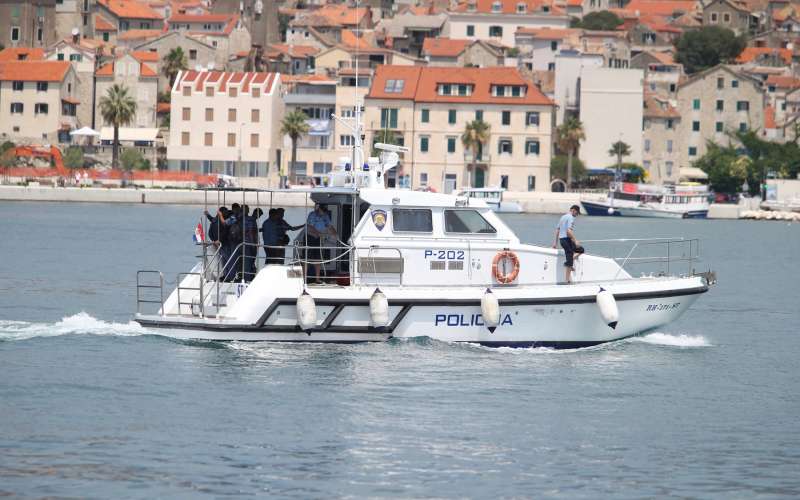 policija  ladja morje hrvaška otok jabuka