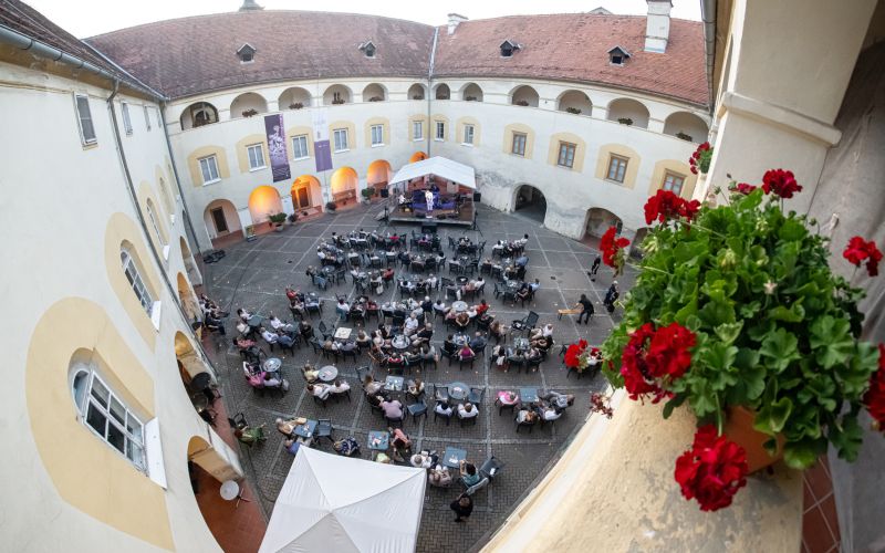 daniel-caccia-&-organ-trio, daniel-caccia, skrito-na-grajskem-dvorišču, soboško-poletje