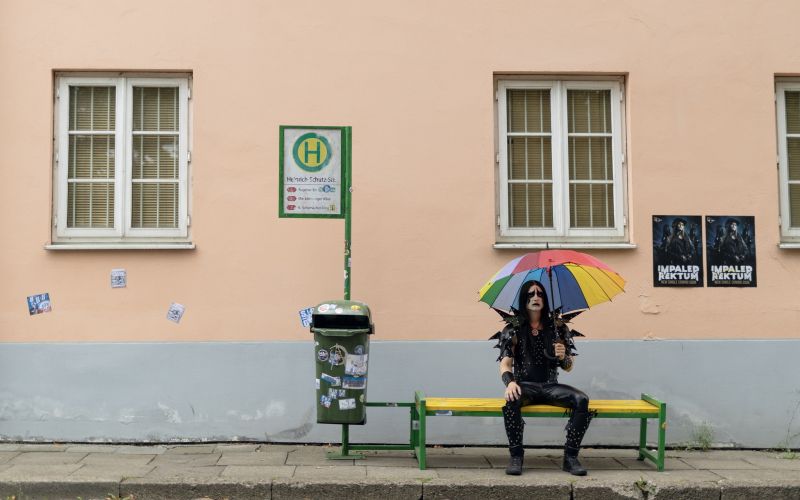 Impaled Rektum iz zapora pobegnejo na festival v Nemčijo, preostali člani pa niso navdušeni, da je v