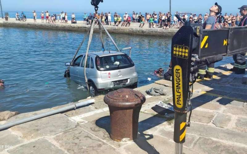 izola, avto-v-morju