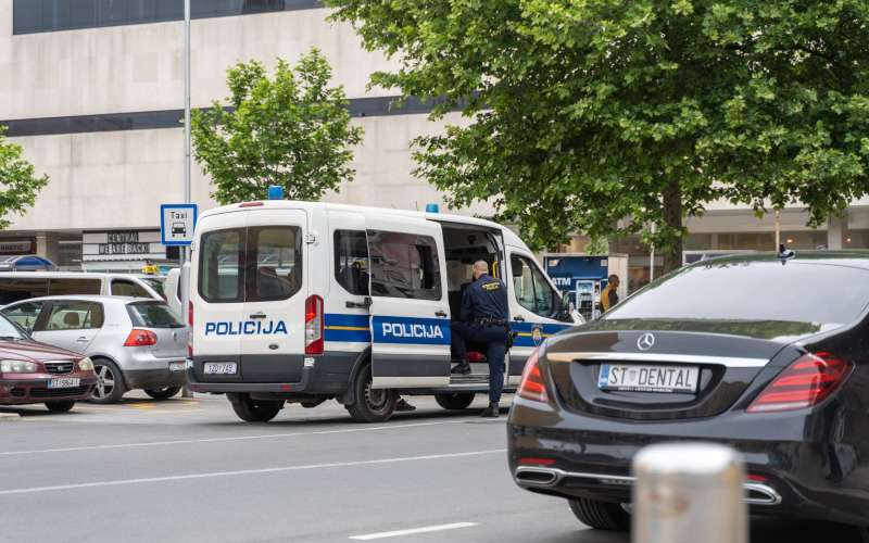 policija