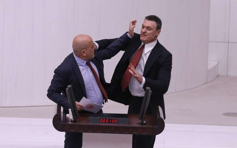 ahmet sik, alay ozalan, pretep, turški parlament.jpg