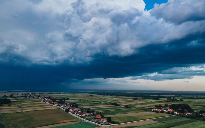 simbolična, nevihta, neurje, vreme, oblačno, oblaki, dron