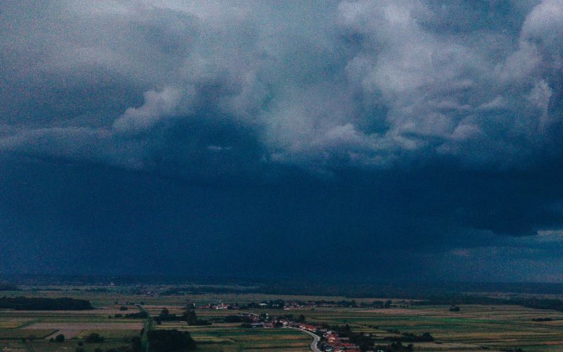 simbolična, nevihta, neurje, vreme, oblačno, oblaki, dron